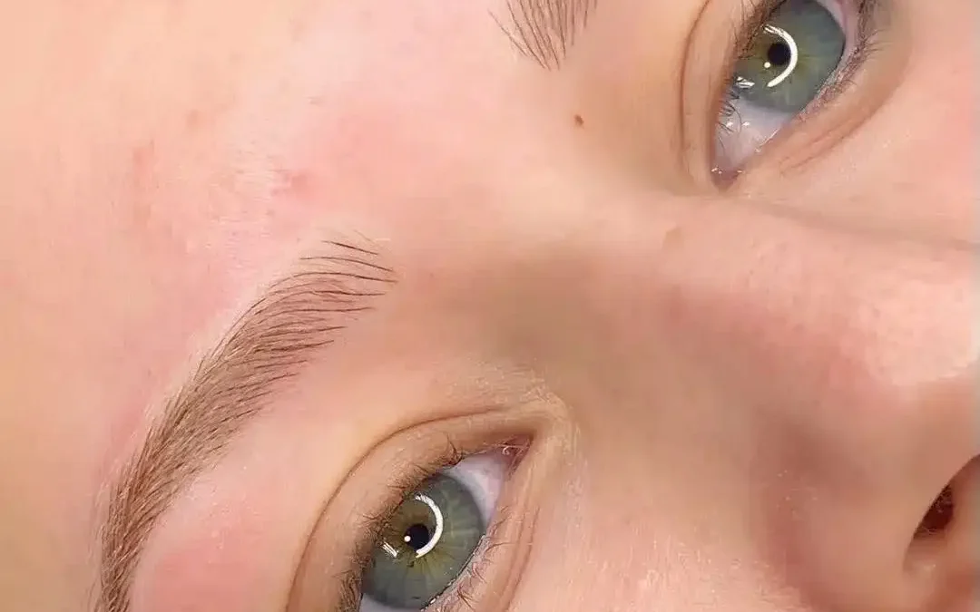 Micropigmentación de Cejas: El Arte de Realzar Tu Belleza Natural