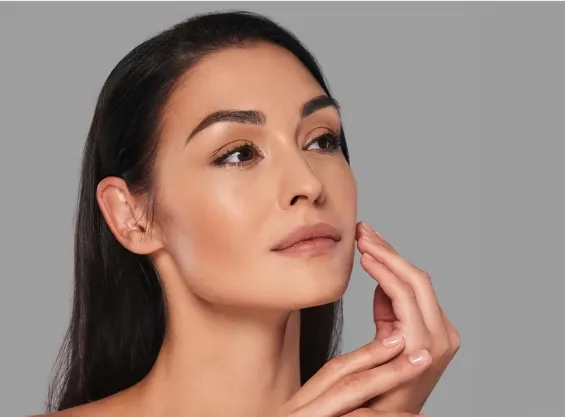 Tratamiento facial botánico con microcorriente Julaine: un resplandor natural sin agresiones
